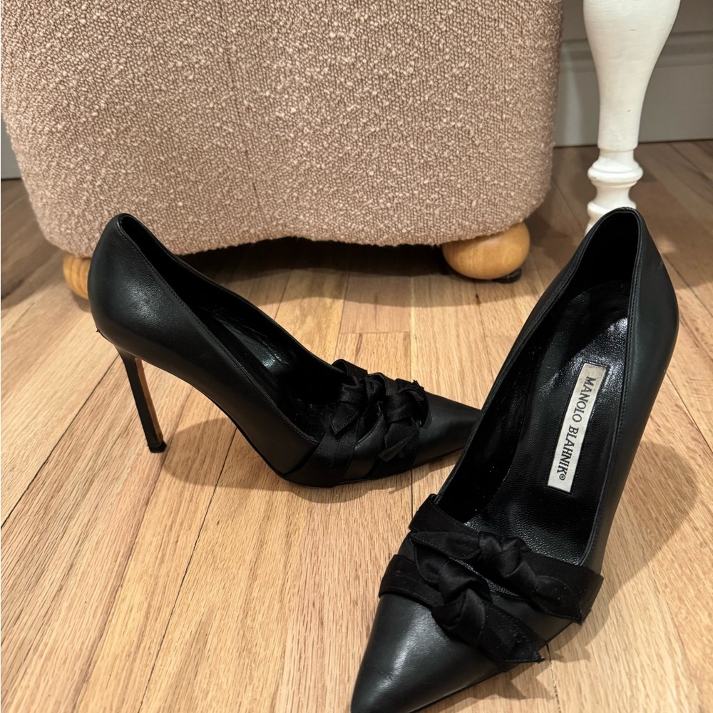 Manolo Blahnik Black Heels with Bow Detail (Size 36 1/2)